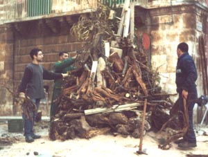 Alcuni soci preparano il fal